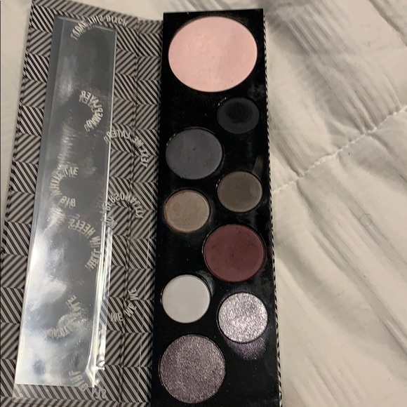 Mac basic bitch eye shadow palette - Picture 2 of 3